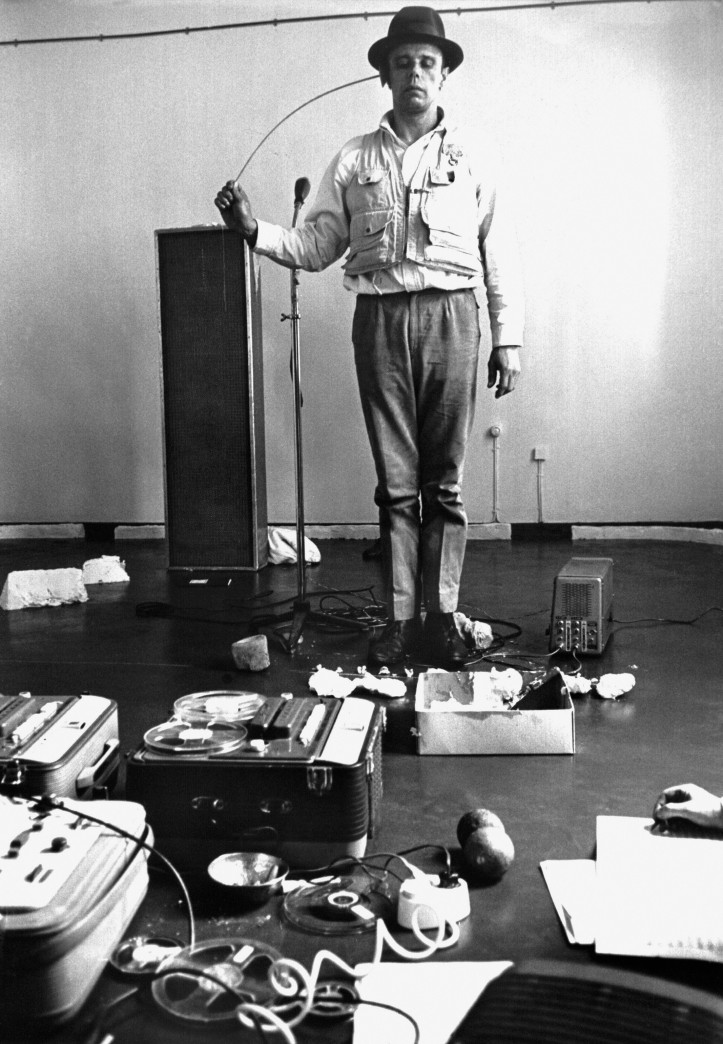 Joseph Beuys podczas tworzenia wystawy "Fettraum", 1967 r., Darmstadt; zdjęcie: dpa picture alliance/Alamy Stock Photo