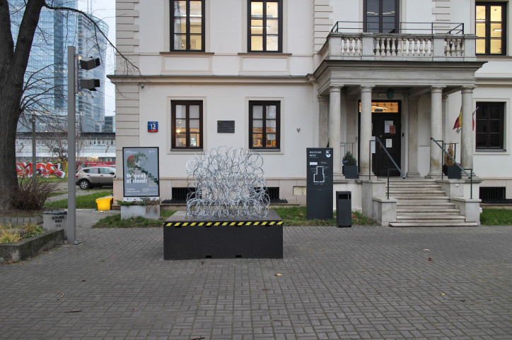 "Pomnik Drutu Kolczastego", Michał Frydrych, Muzeum Woli, 2021 r.; zdjęcie: Michał Frydrych