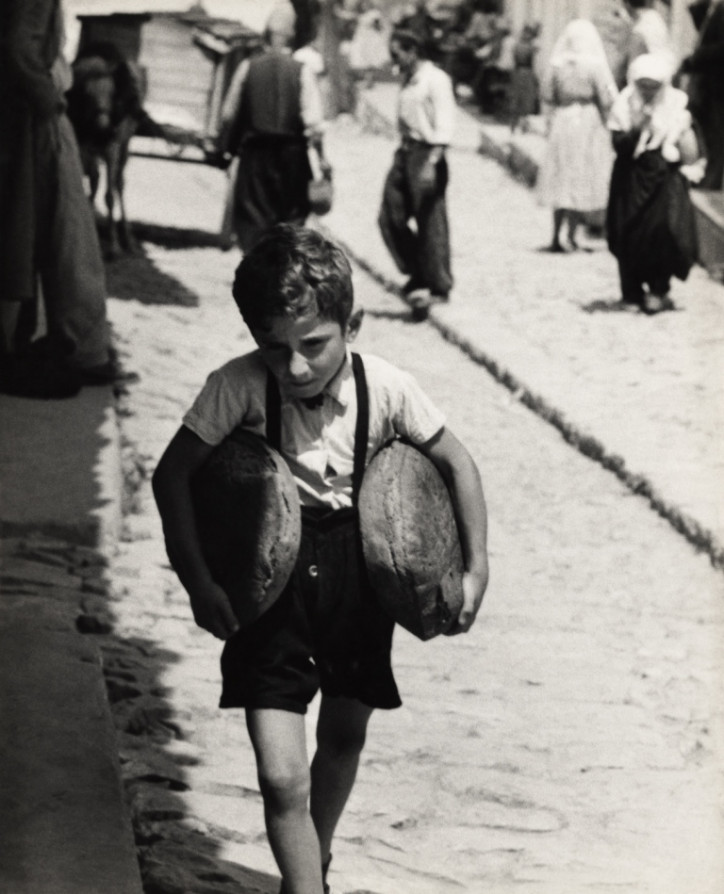 Zofia Rydet, "Ciężki chleb", z serii "Mały człowiek", 1961, odbitka żelatynowo-srebrowa na papierze fotograficznym. (materiały prasowe)