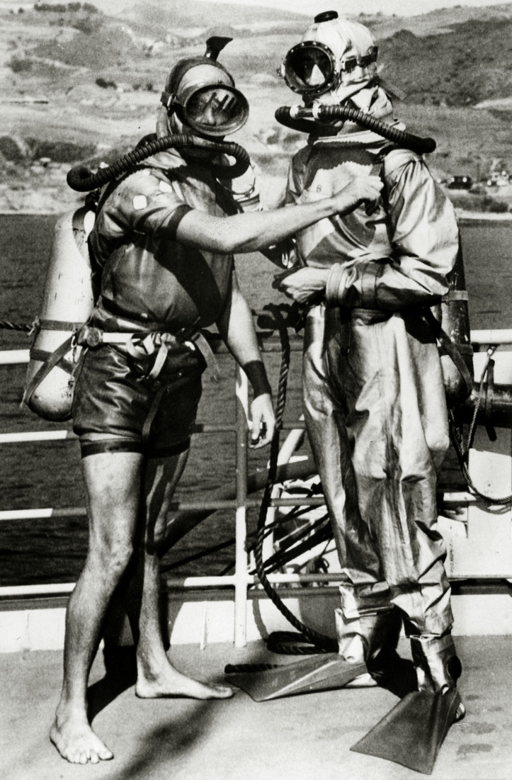 Cousteau (z prawej) w eksperymentalnym stroju nurka. Zdjęcie: Haynes Archive/Popperfoto via Getty Images/Getty Images