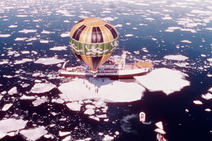 Scena z "Podwodnego świata Jacques’a Cousteau", start balonu z tafli lodowej, odc. "Biegun północny"
