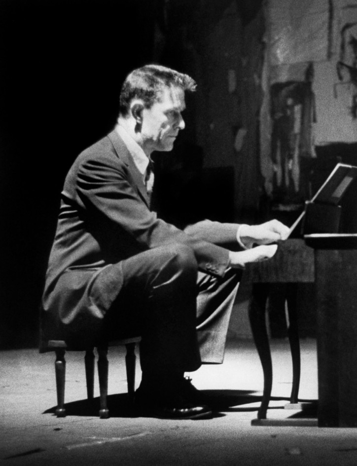 John Cage podczas wykonywania jednego ze swoich ulubionych utworów: "Suity na fortepian zabawkowy"; zdjęcie: Ben Martin/Getty Images