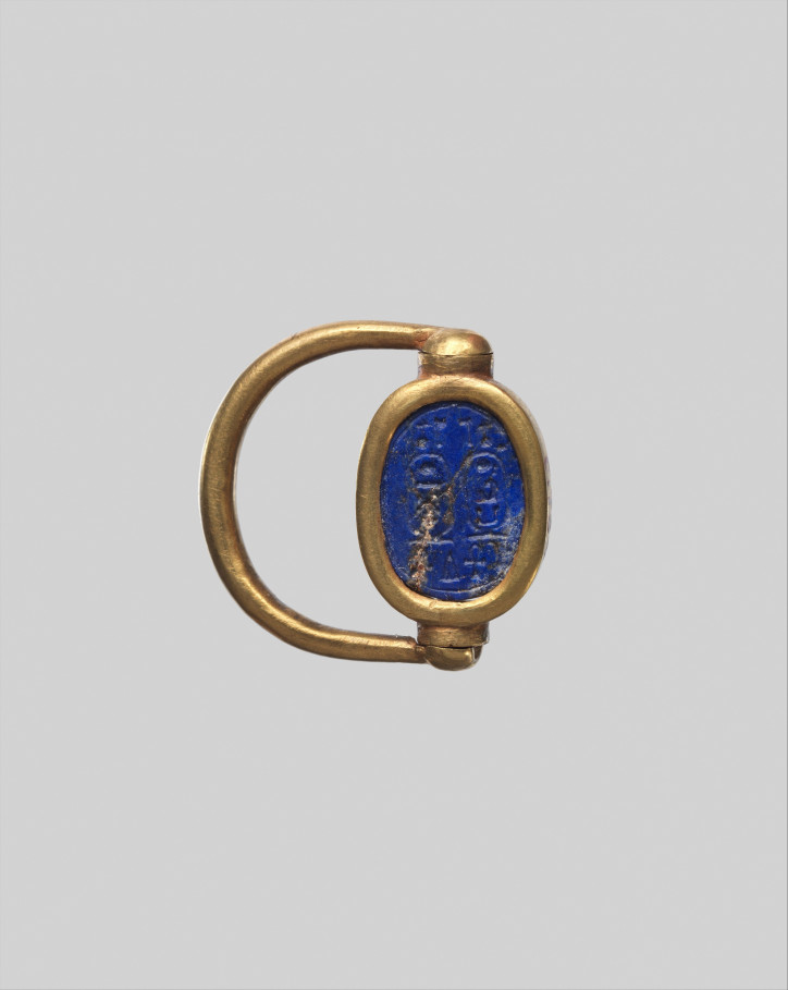 Pierścień ozdobiony skarabeuszem z imionami Totmesa III i Hatszepsut (rewers), ok. 1479–1458 p.n.e., Egipt; zdjęcie: MET/domena publiczna