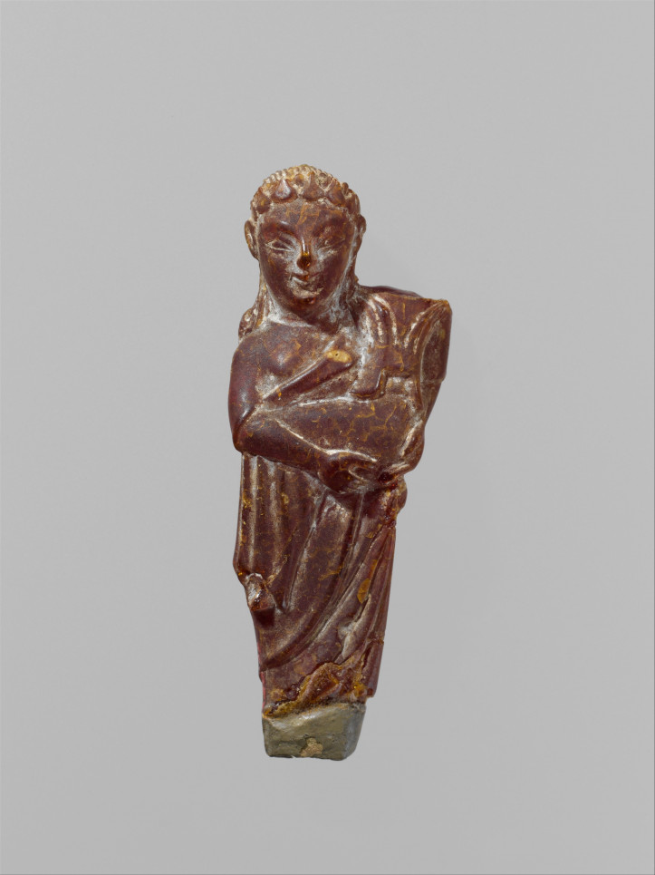 Wisiorek etruski – postać kobiety niosącej dziecko, V w. p.n.e., zdjęcie: MET/domena publiczna