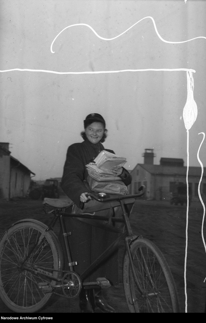 Listonoszka przy rowerze z torbą na listy., zdjęcia dla „Gromady”, 1951 r./NAC (domena publiczna)