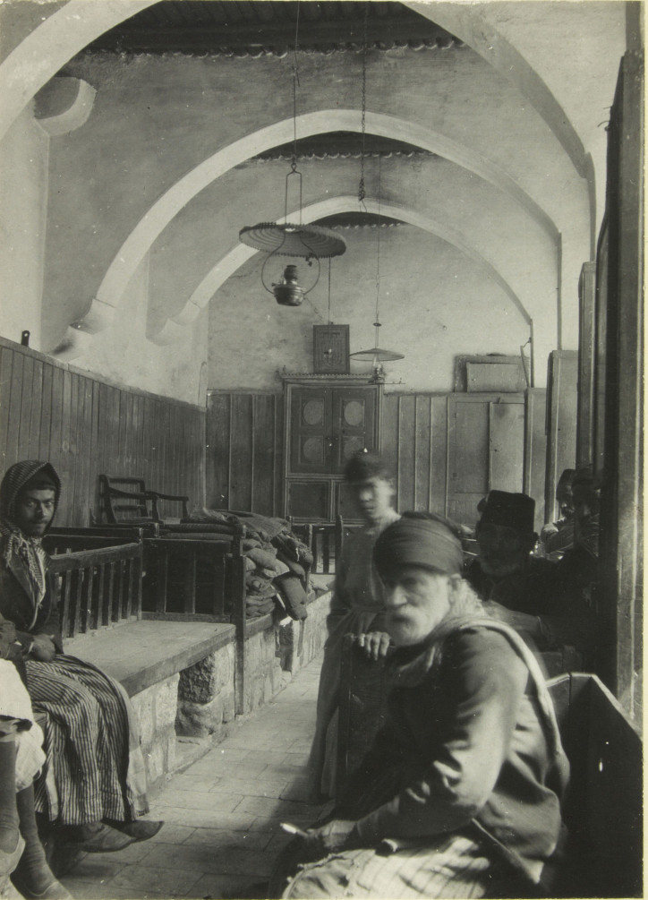 Wnętrze Synagogi Centralnej, która obecnie również znajduje się w stanie ruiny/zdjęcie: Ernst Herzfeld, 1908 r.; domena publiczna