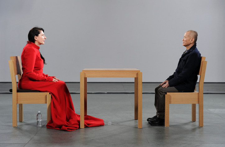 Marina Abramowić podczas performansu „Artystka obecna” ("The Artist is present"), Museum od Modern Art, Nowy Jork, 2010 r. (zdjęcie: Andrew H. Walker/ Getty Images)