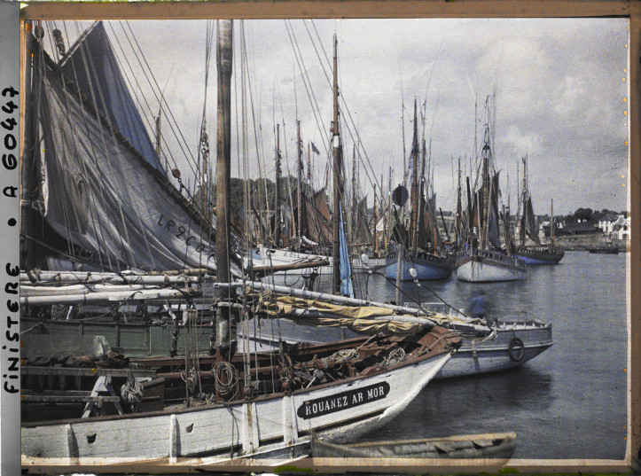 Łodzie rybackie w porcie, Bretania, Francja, 1929 r., fot. Roger Dumas, Muzeum Alberta Kahna, domena publiczna 