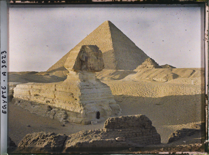 Sfinks i piramida Cheopsa, Giza, Egipt, 1914 r., fot. Auguste Léon, Muzeum Alberta Kahna, domena publiczna