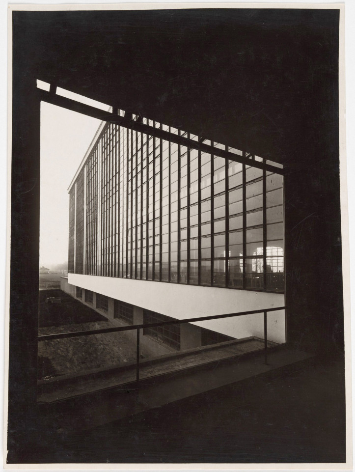 Lucia Moholy, budynek Bauhausu w Dessau, widok z okna przedpokoju w kierunku skrzydła warsztatowego, 1926 r.; zdjęcia: © VG Bild-Kunst, Bonn 2023