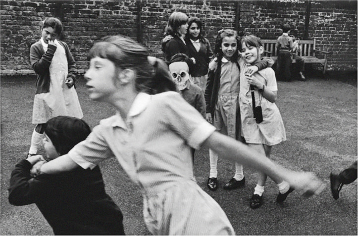 Markéta Luskačová, Dzieci na placu zabaw, jedno nosi maskę śmierci, Szkoła Pointers, Londyn, 1988 r.; zdjęcie: © VG Bild-Kunst, Bonn 2023