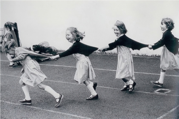 Markéta Luskačová, "Dziewczynki bawiące się swetrami na placu zabaw szkoły podstawowej", Londyn, 1998 r.; zdjęcie: © VG Bild-Kunst, Bonn 2023