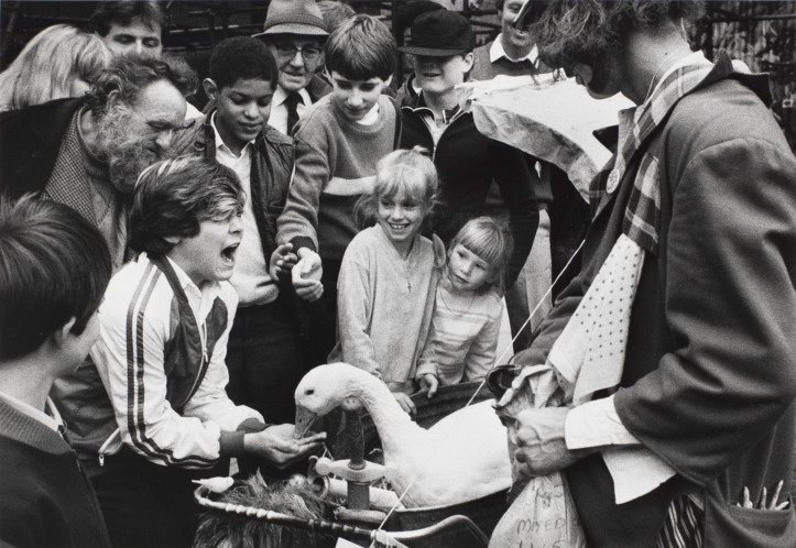 Markéta Luskačová, "Dzieci i gęś", Covent Garden, 1984 r.; zdjęcie: © VG Bild-Kunst, Bonn 2023